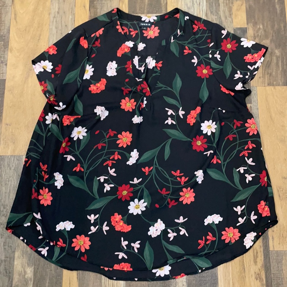 Torrid Size 0 Short Sleeve Floral Print Dress Shirt
